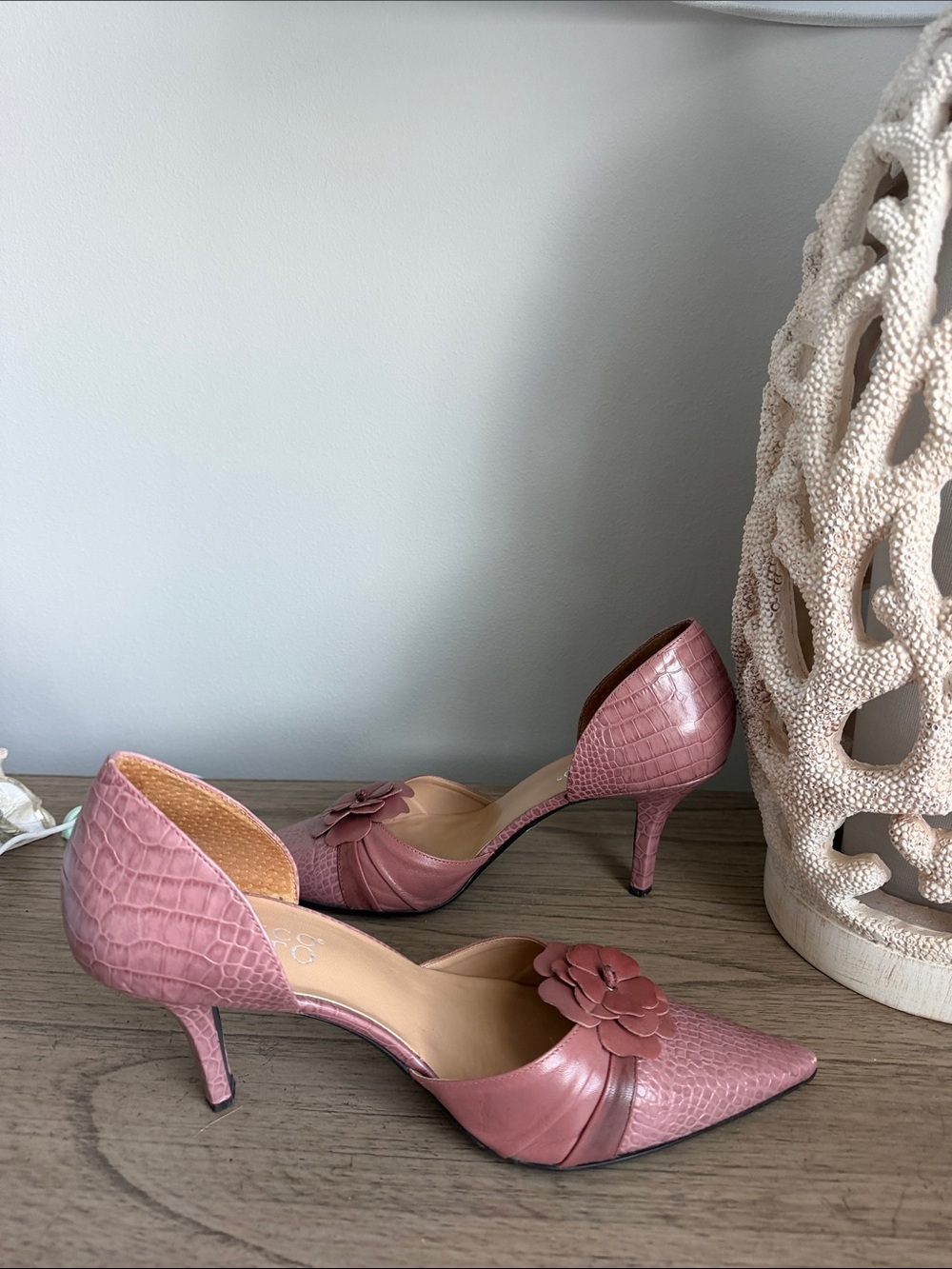 Franco Sarto Dusty Rose Pointed-Toe Kitten Heels with Floral Appliqué Size 9.5 - Picture 6 of 7